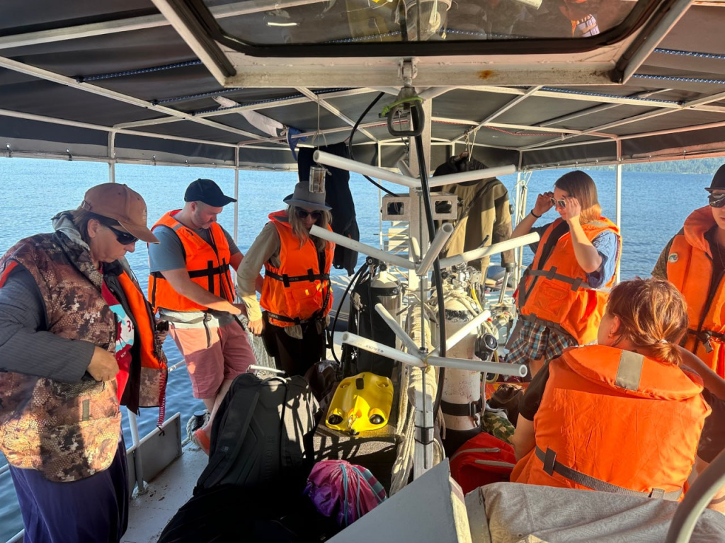 В Алтайском заповеднике волонтеры делали чище Телецкое озеро