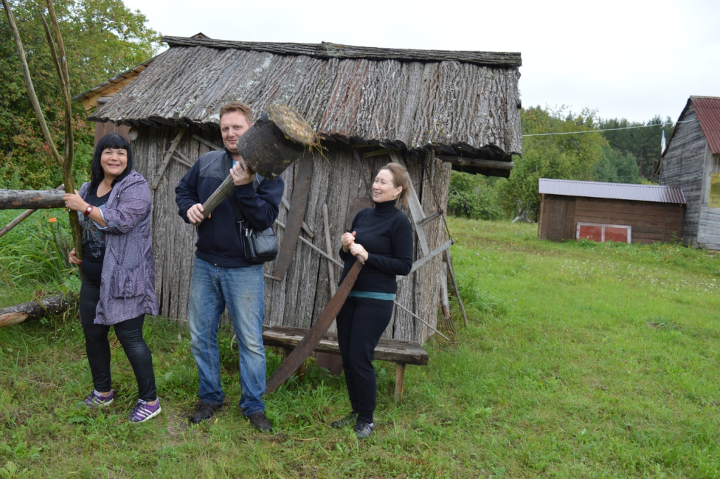 Туристы в заповеднике Большая Кокшага на экскурсии о бортничестве