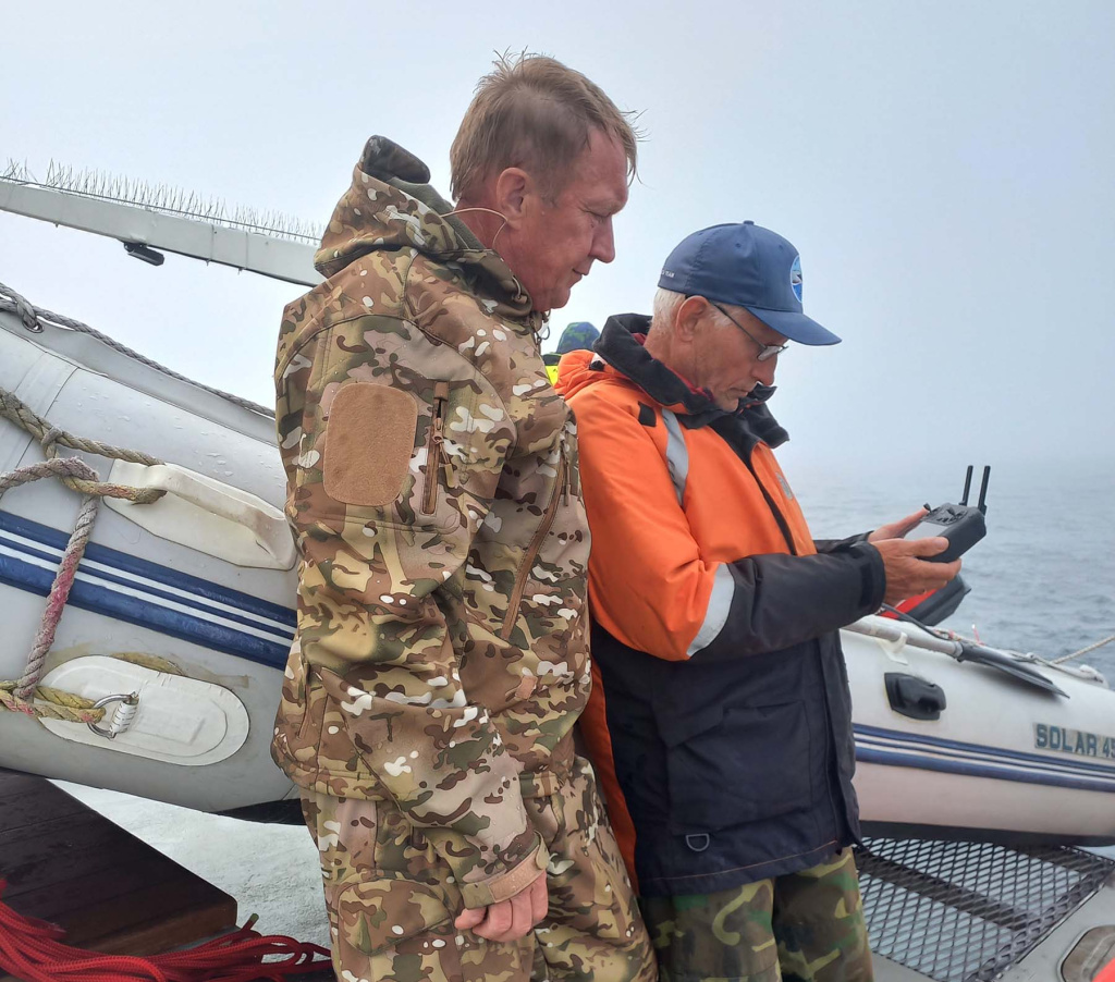 Руководитель экспедиции Владимир Бурканов и сотрудник Курильского заповедника Сергей Карпенко_Июль 2025