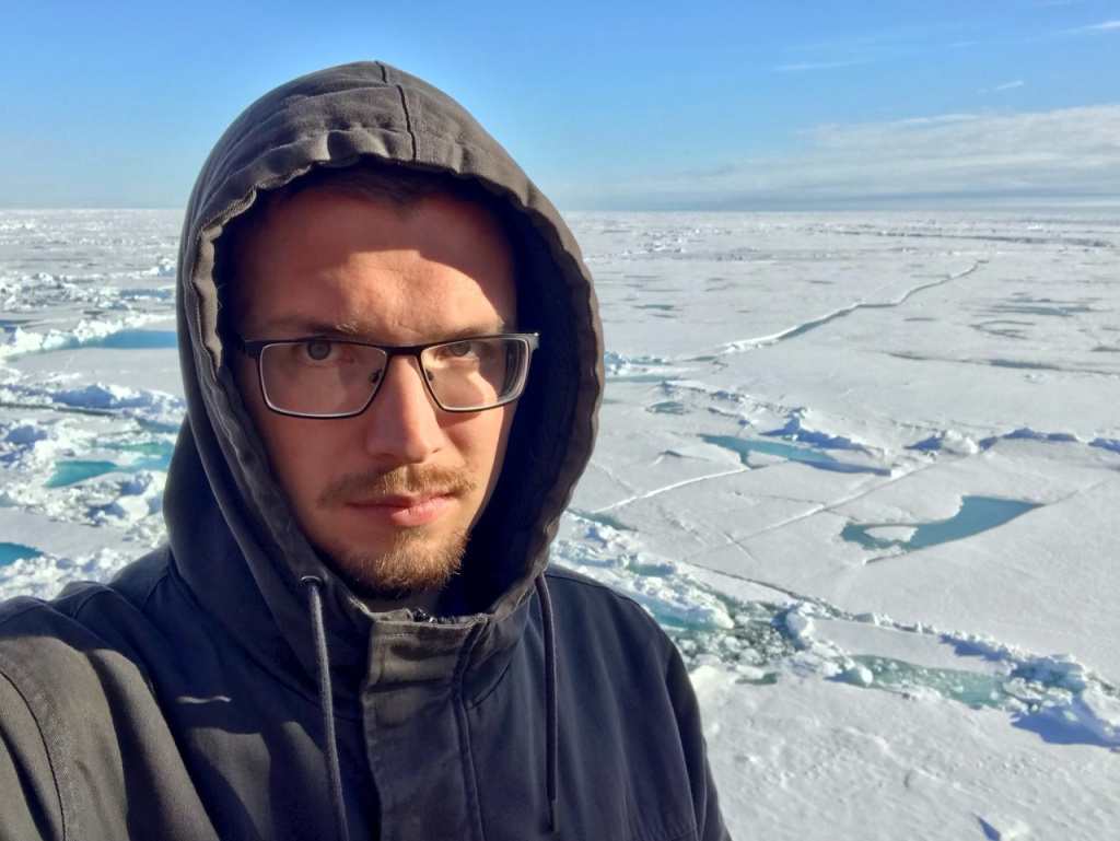 Антон Белецкий впервые открыл для себя Арктику в прошлом году, но каждый день знакомит с ней гостей визит-центра нацпарка