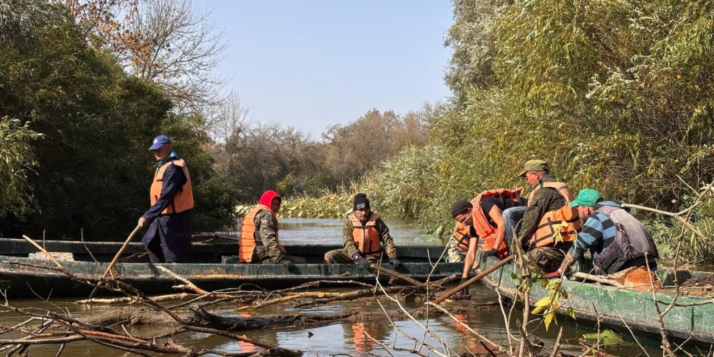 Добровольцы очищают водотоки от завалов в Астраханском заповеднике.jpg