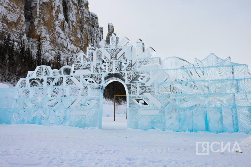 Ледовый городок - зимнее украшение Ленских столбов_Фото Вадима Скрябина.jpg