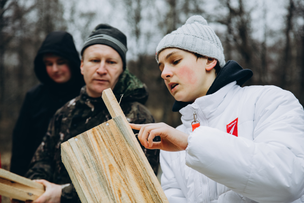 За изготовлением скворечника 