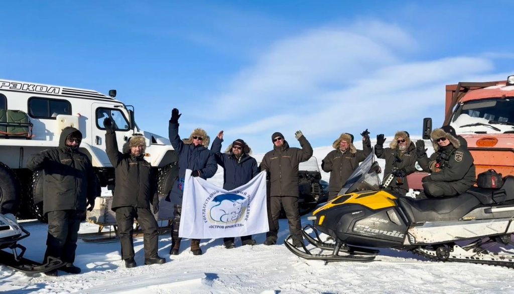 Участники проекта перед началом учета берлог в заповеднике Остров Врангеля_Фото из архива Леонида Круглова.jpeg