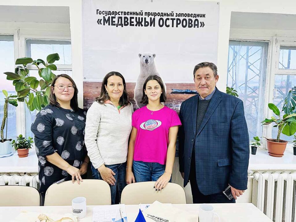 Арина с мамой в гостях у сотрудников заповедника Медвежьи острова