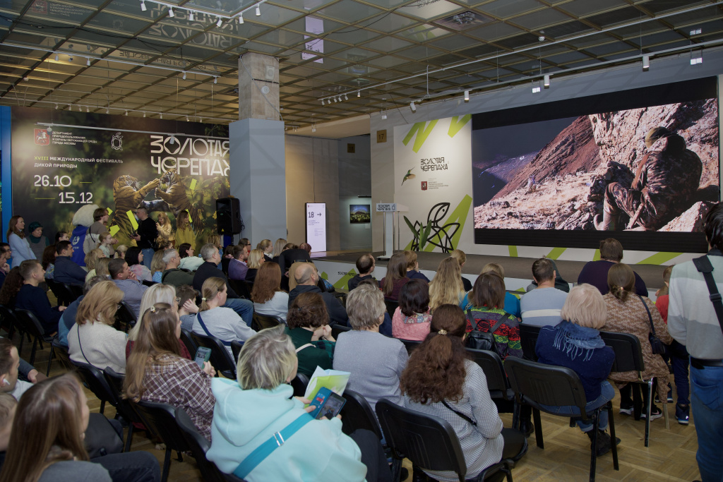 Зрители смотрят фильм о фильме Хозяин Алтайских гор.JPG
