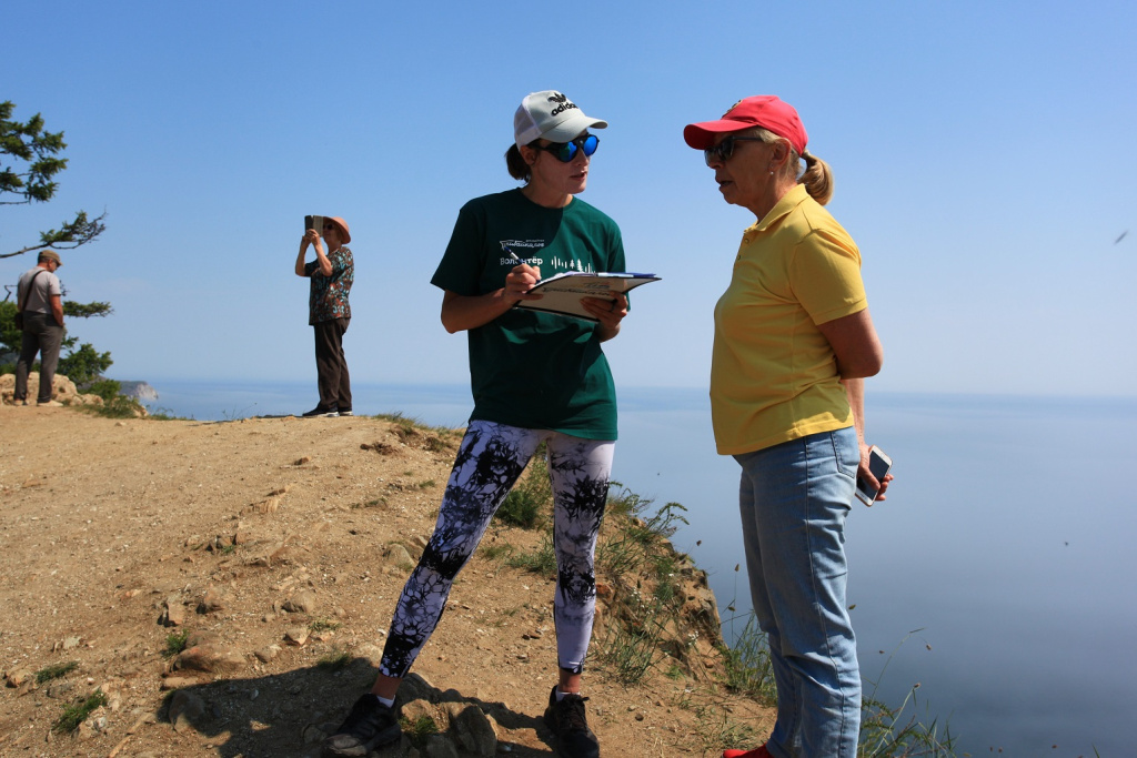 Волонтеры анкетируют посетителей в Прибайкальском нацпарке.jpg