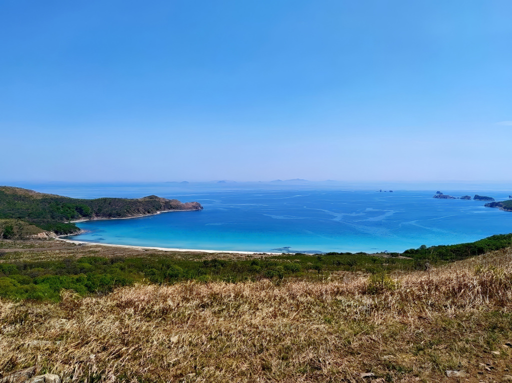 Бухта Астафьева несмотря на популярность у туристов остается эталоном чистоты 