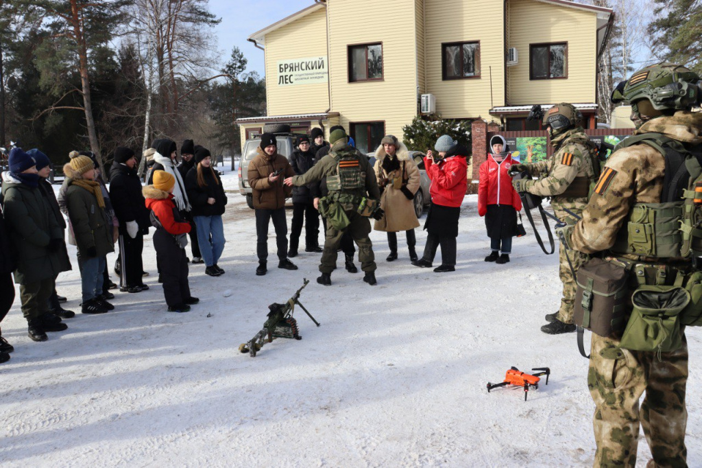 Участники мероприятия Брянский лес - защитник Отечества