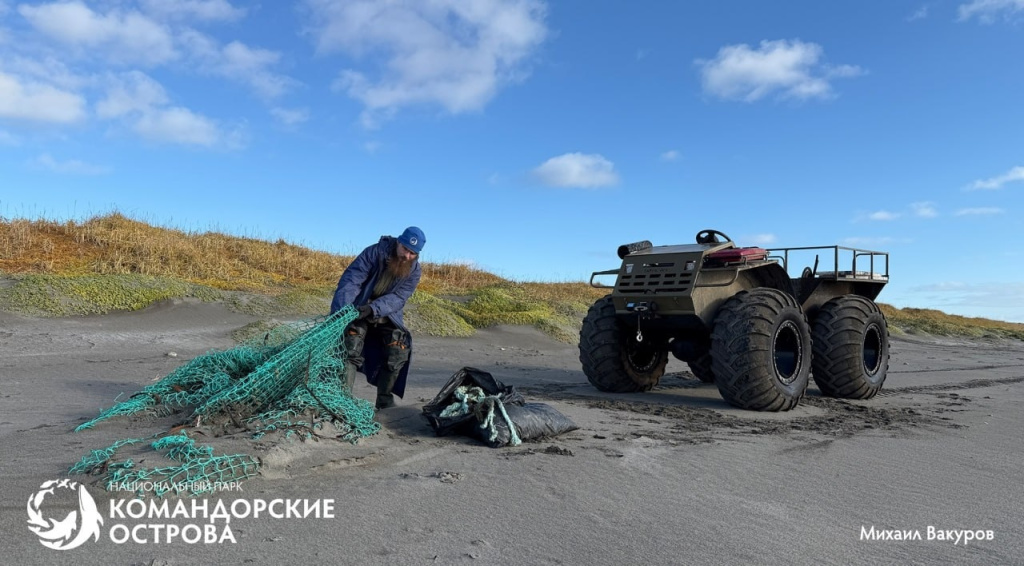 Уборка побережья в национальном парке Командорские острова