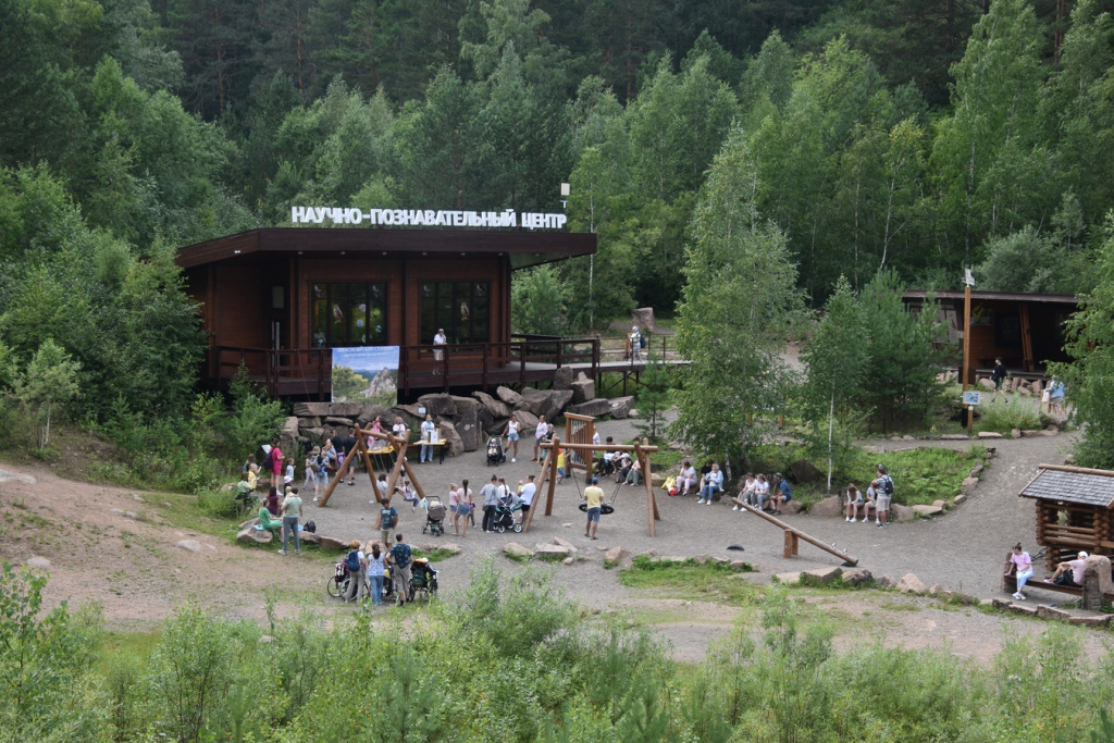 В нацпарке много туристов и летом, и зимой