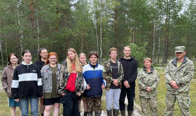 Участники экологического кружка в Кологривском лесу теперь уже студенты 