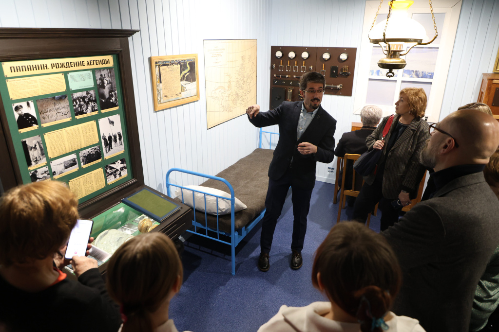 Выставка, посвященная Ивану Папанину, открылась в визит-центре нацпарка "Русская Арктика" 