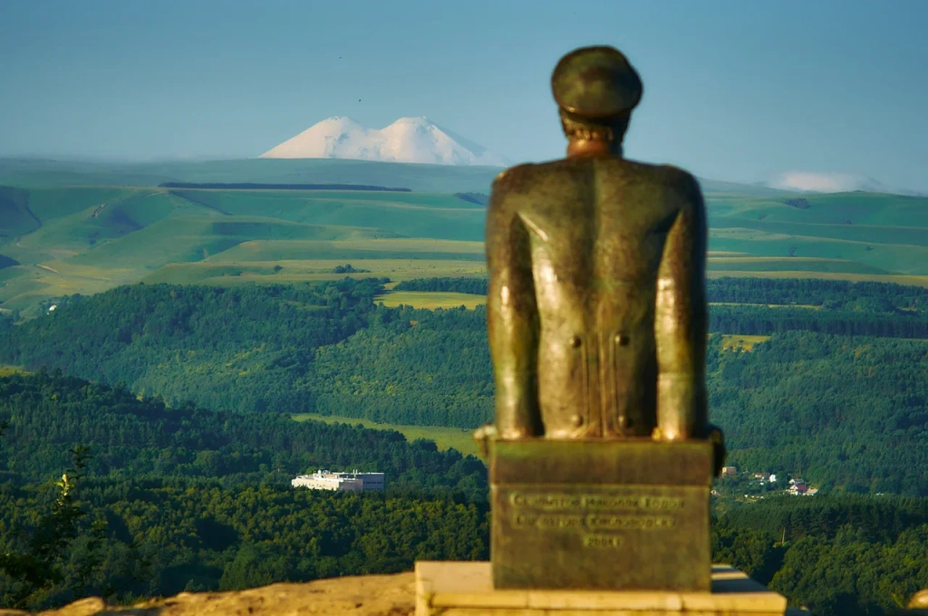 Памятник М.Ю. Лермонтову на скалах _Синие камни_Константин Кордонский.jpg