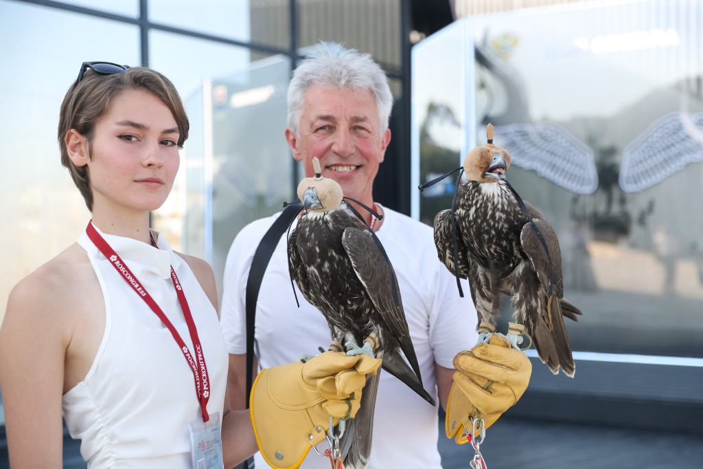 На «Улице Дальнего Востока» в рамках ВЭФ-2025 открылся «Дом сокола» 